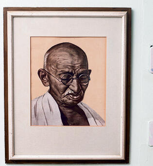 תמונתו של גנדי בצריף בן־גוריון