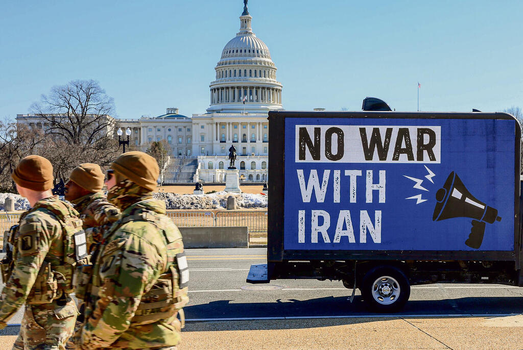 שלט שקורא "לא למלחמה עם איראן" מול הקפיטול, השבוע. חיי אדם וזכויות אדם ודין בינלאומי היו ונותרו סיסמאות | צילום: גטי אימג'ז, Jemal Countess