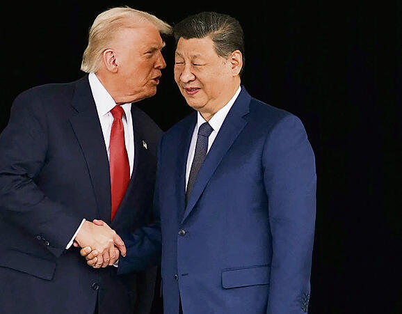 לא יתנו לאיראן לעצור את העולם. דונלד טראמפ ושי ג'ינפינג | צילום: אי־אף־פי, ANDREW CABALLERO-REYNOLDS