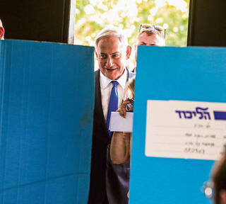 נתניהו בקלפי. החוק הנורווגי שקידם חוזר אליו כבומרנג | צילום: שאול גולן
