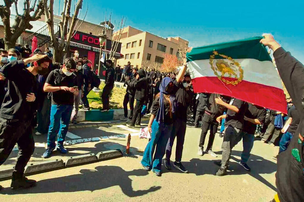 הפגנה באוניברסיטה באיראן, השבוע. גחלי המהפכה ממשיכות לרחוש. המשטר מודאג מהקריאות שנשמעות נגדו גם במוסדות שמזוהים עימו