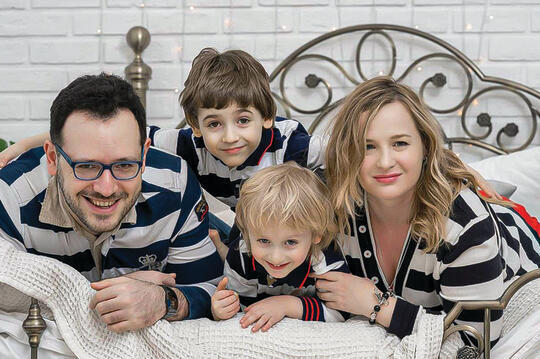 בוריס פיאבסקי ומשפחתו. מצא עבודה בקלות