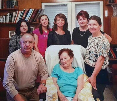 אלונה צ'וגאי ולסיה אורשוקו עם משפחתה של פניה בס