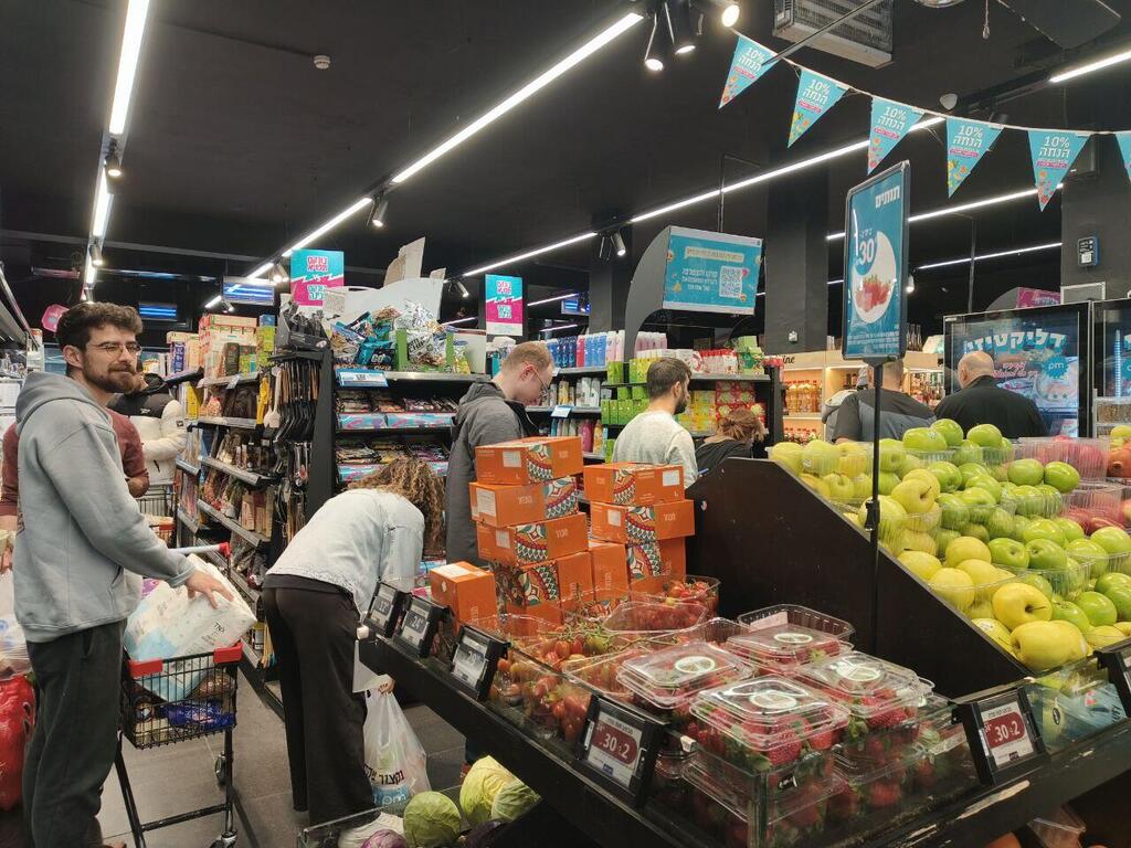 תורים ארוכים ב-AMPM בתל אביב, היום (צילום: גילעד רוסק) תורים ארוכים ב-AMPM בתל אביב, הבוקר