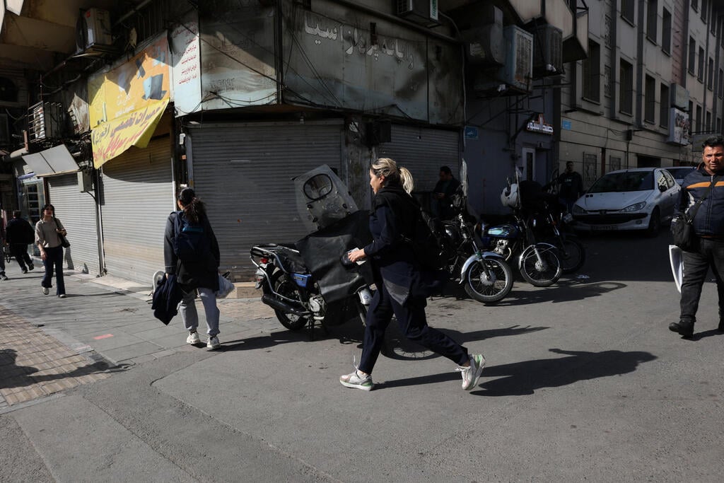 Panic in the streets of Tehran amid US-Israeli strikes (Photo: Majid Asgaripour/WANA (West Asia News Agency) via REUTERS) טהרן איראן