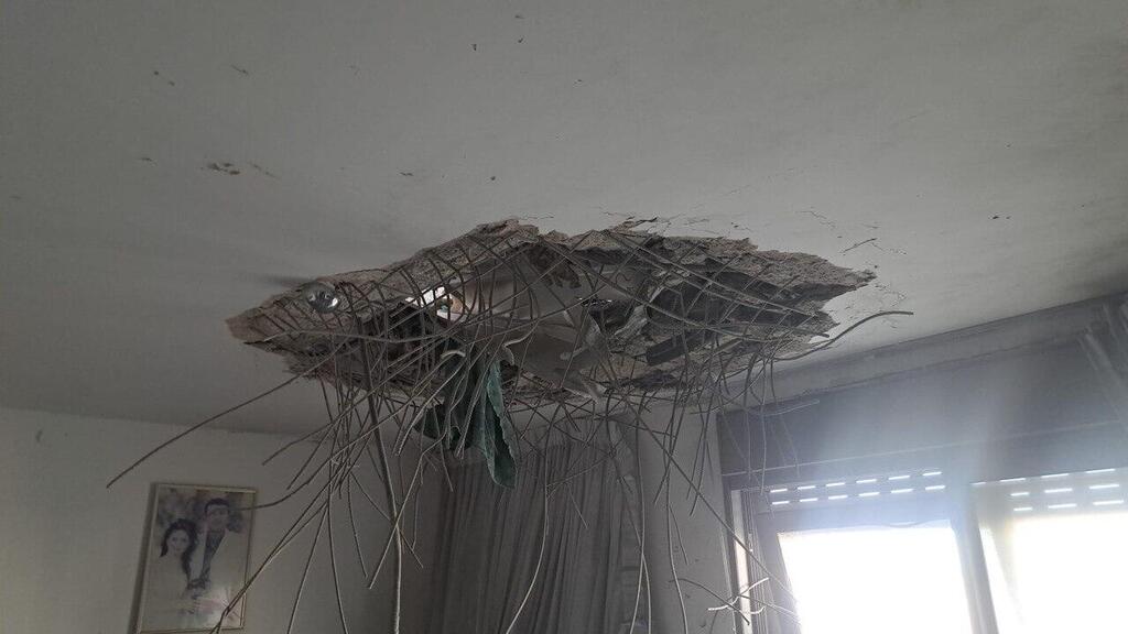 Impact in Tirat Carmel (Photo: Fire and Rescue Services) נפילה בטירת כרמל