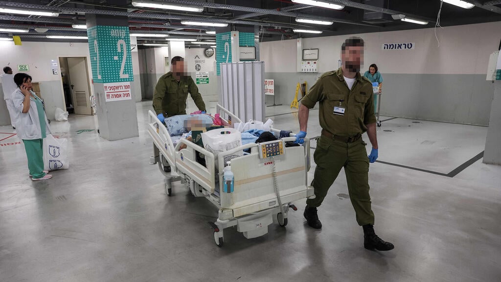 הירידה לחניון חירום באיכילוב (צילום: Jack GUEZ / AFP) הירידה לחניון חירום באיכילוב