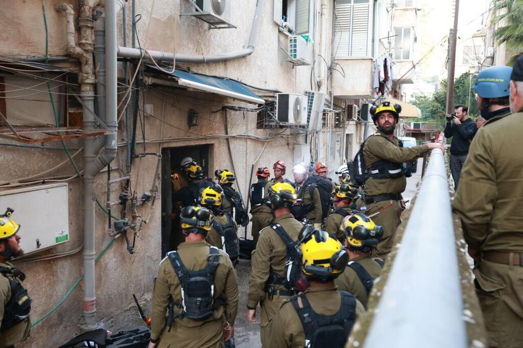 כוחות בזירת נפילה בגוש דן (צילום: דנה קופל) הזירה ברמת גן