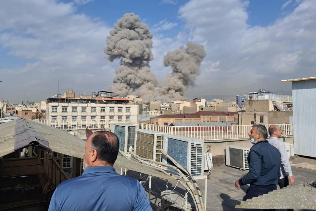 US-Israeli strikes across Tehran (Photo: AP Photo) טהרן איראן עשן תקיפות