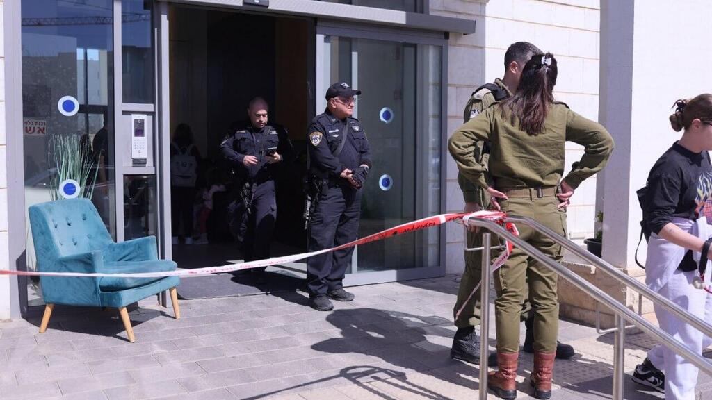 Security forces at the impact site in Tirat Carmel (Photo: Omri Stein) כוחות הביטחון בזירה הנפילה בטירת הכרמל