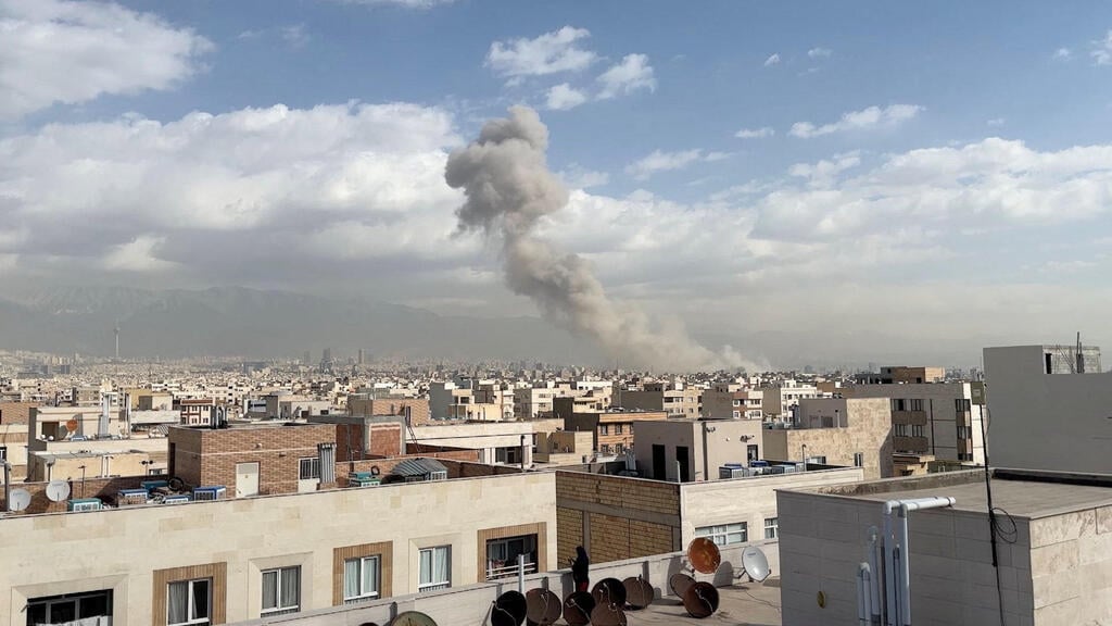 Tehran (Photo: WANA (West Asia News Agency)/Handout via REUTERS) טהרן איראן עשן תקיפות