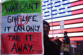 מפגינים בניו יורק נגד התקיפות