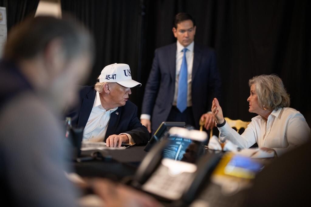 Trump in the situation room at Mar-a-Lago (Photo: The White House) טראמפ בחדר המצב במאר-א-לאגו