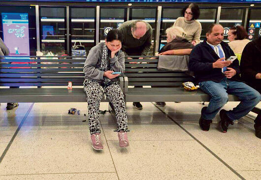 מתגוננים בתחנת הרכבת הקלה ברמת־גן (מיקי שמידט) מתגוננים בתחנת הרכבת הקלה ברמת־גן