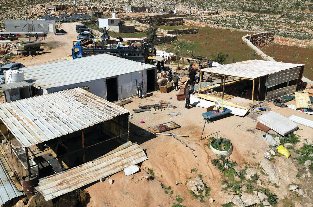 מבנים ארעיים בישוב בדואי בנגב (Mohamad Torokman, REUTERS) מבנים ארעיים בישוב בדואי בנגב