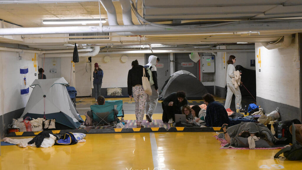 Sheltering from Iranian missiles in a parking garage in Tel Aviv (Photo: Yuval Chen ) חניון בדיזנגוף סנטר בתל אביב משמש כמרחב מוגן