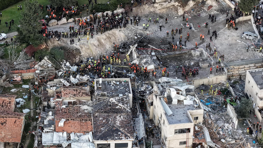 Photo: Ilan Rosenberg/ Reuters זירת הפגיעה בבית שמש