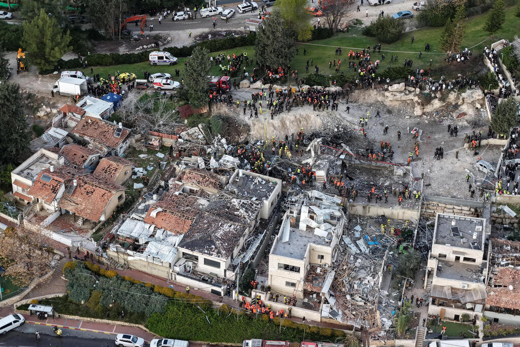 Photo: REUTERS/Ilan Rosenberg זירת הפגיעה בבית שמש