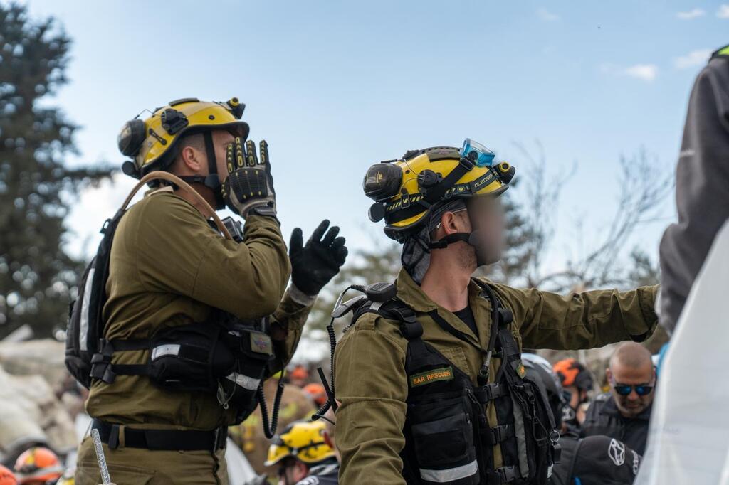 פעילות כוחות פיקוד העורף (צילום: דובר צה"ל ) פעילות כוחות פיקוד העורף בזירת הנפילה בבית שמש