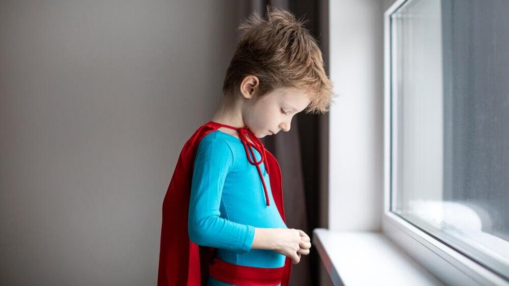 ילד עצוב בתחפושת