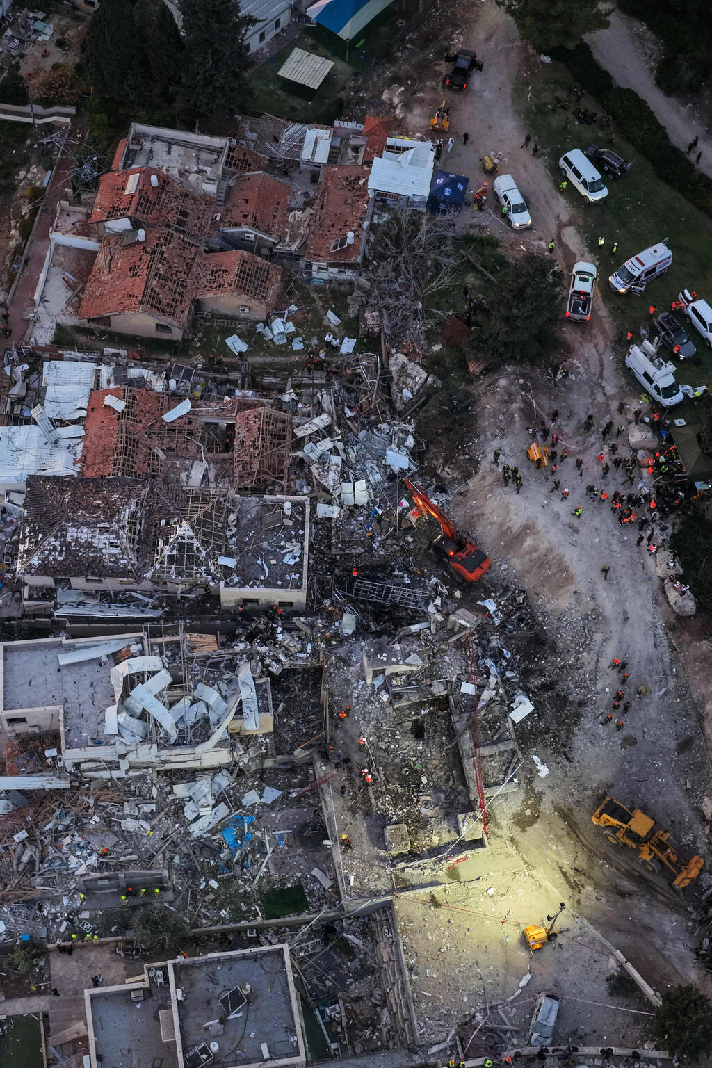 The scene in Beit Shemesh (Photo: Ilan Rosenberg/ Reuters) זירת הפגיעה בבית שמש
