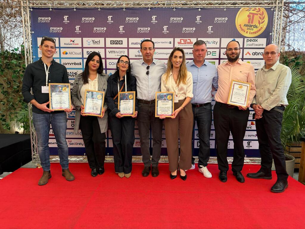 בתמונה מימין לשמאל: רתם ספיר, מנהל דאטה ו AI, כפיר לוי, מנהל פיתוח, מקסים קורוסטישבסקי, מנמ"ר, רוית בוחן, מנהלת או"ש ותהליכים אסטרטגיים, רו"ח אילן שמש, מנכ"ל ש.ל.ה, לימור בן חור, מנהלת יישום ותפעול, מירן שחר, מנהלת דיגיטל ואלון הומינר, מנהל אבטחת מידע. (קרדיט צילום : יחצ) קרדיט צילום : יחצ