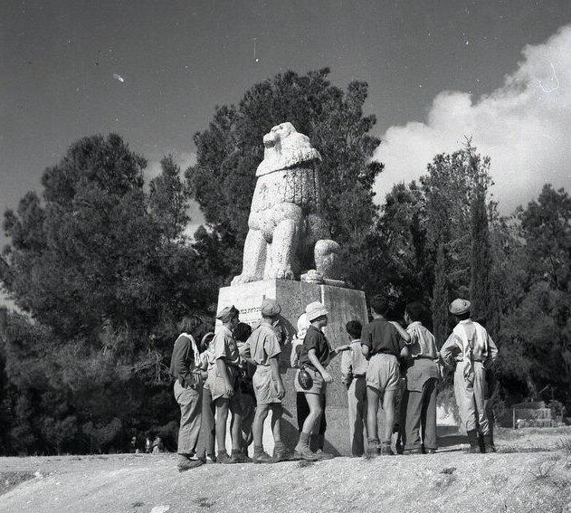 פסל האריה השואג ב-1953 (צילום: בנו רותנברג. מתוך אוסף מיתר, האוסף הלאומי לתצלומים על שם משפחת פריצקר, הספרייה הלאומית) פסל האריה השואג ב-1953