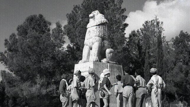 The Roaring Lion statue in 1953 (Photo: Beno Rothenberg, from the Meitar Collection, the Pritzker Family National Photography Collection, the National Library of Israel) פסל האריה השואג ב-1953