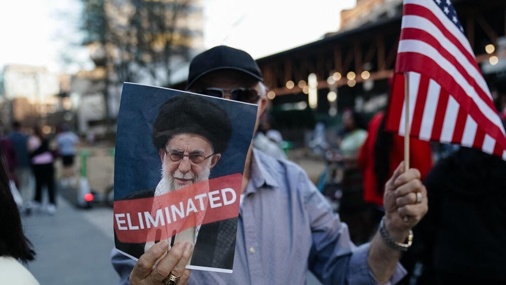 Members of the Iranian community in Virginia celebrate (Photo: Elijah Nouvelage / AFP) וירג'יניה ארה"ב חברי הקהילה האיראנית שמחים ברקע דיווח על חיסול על מנהיג איראן עלי חמינאי