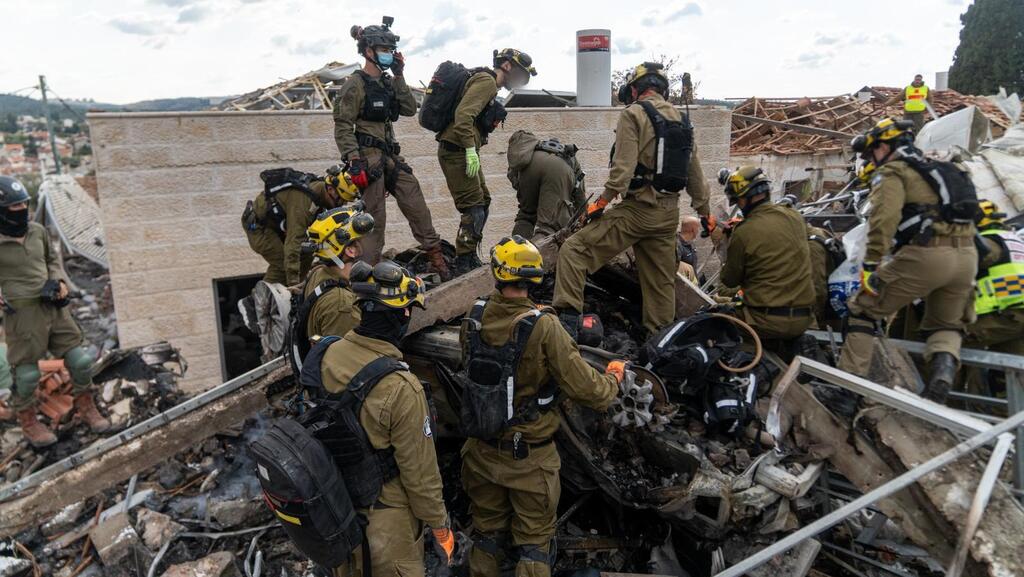 Photo: IDF פעילות כוחות פיקוד העורף בזירת הנפילה בבית שמש