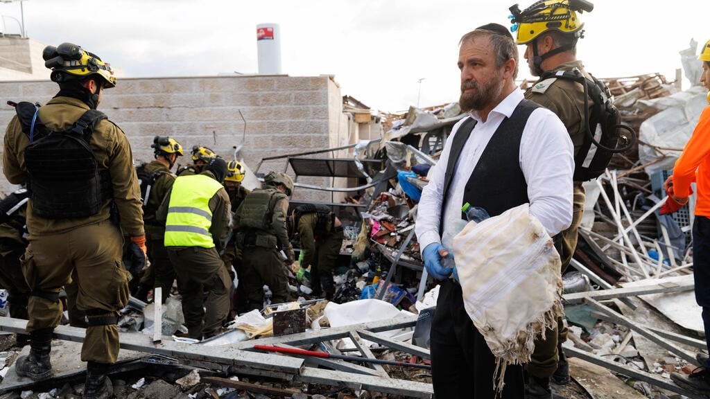 The scene of the strike in Beit Shemesh (Photo: Ziv Koren) זירת הנפילה בבית שמש