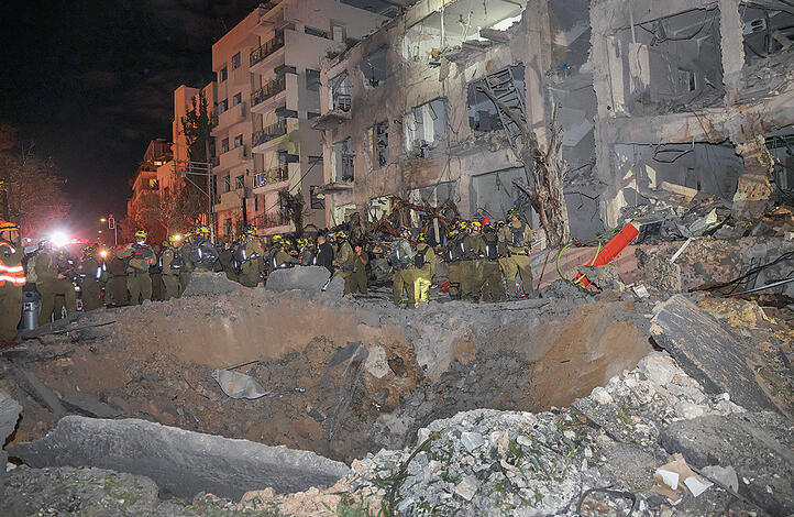 הבניין שנפגע בתל־אביב | צילום: יריב כץ (יריב כץ) הבניין שנפגע בתל־אביב | צילום: יריב כץ