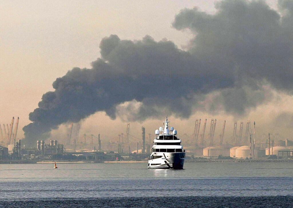 השיט הפך לסיוט. יאכטה  בדובאי על רקע עשן הפיצוצים