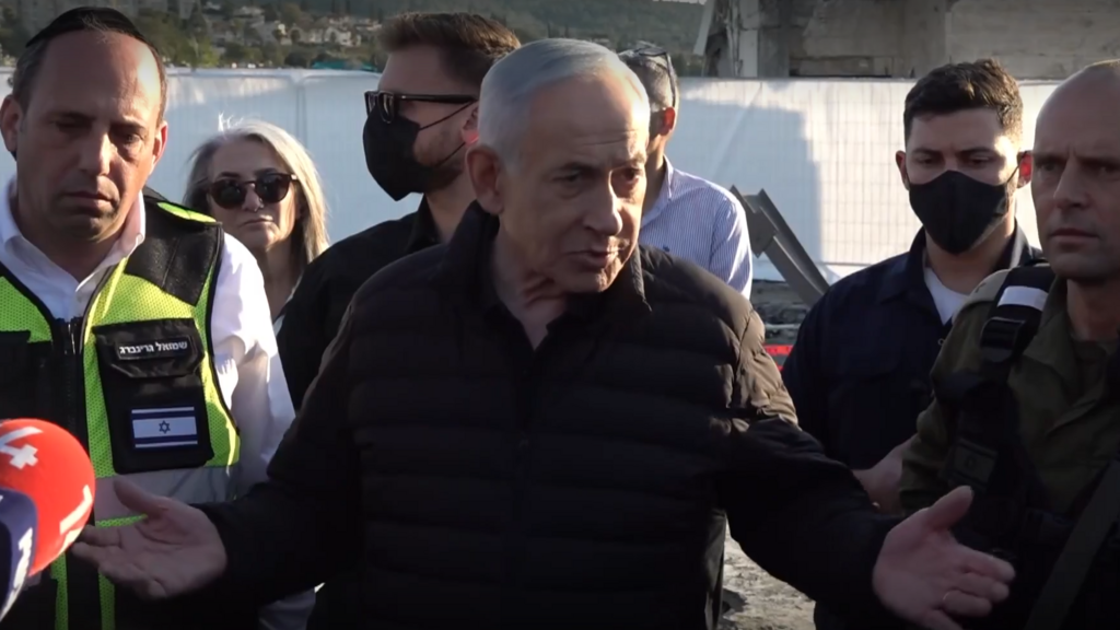 Benjamin Netanyahu at the scene where a missile from Iran struck (Photo: Reuters) bibi