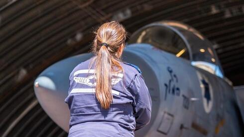 הקצינה שמכינה את מטוסי הקרב לתקיפות באיראן: „יוצאים טייסים שרק סיימו קורס”