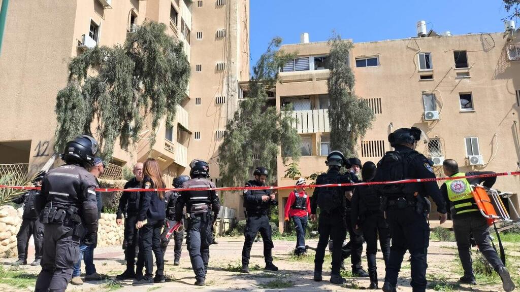 Rescue workers and police at the building hit in Be'er Sheva (Photo: Israel Police spokesperson) בניין שנפגע בבאר שבע
