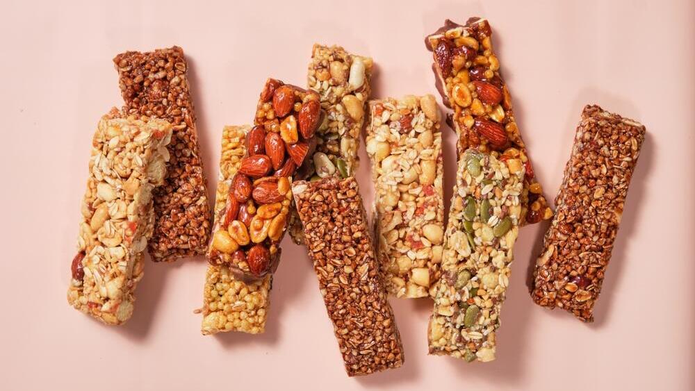 חטיפי גרנולה עם אגוזים (צילום: shutterstock) חטיפי גרנולה עם אגוזים