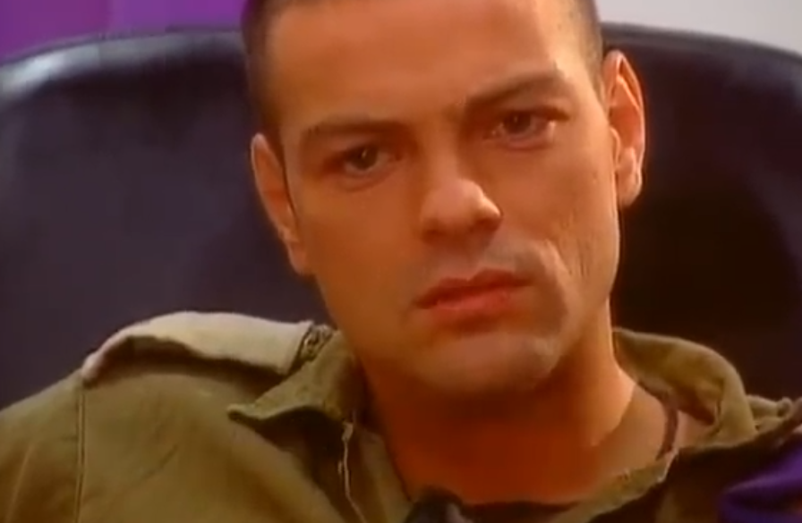 אקי אבני, מתוך הסדרה 'טירונות' (צילום: צילום מסך מתוך הסדרה 'טירונות') אקי אבני, מתוך הסדרה 'טירונות'