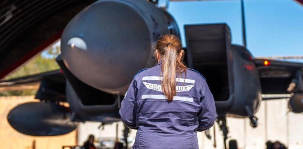 מפקדת גף טכני בחיל האוויר (צילום: דובר צה"ל ) רס"ן ד . מפקדת גף טכני בטייסת 106 "חוד החנית" בחיל האוויר