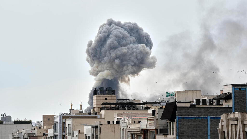 Israel strikes in Tehran (Photo: Vahid Salemi/ AP) תקיפה בטהרן