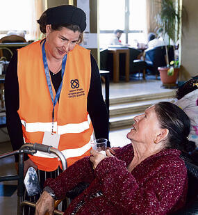 חוה קליינמן עם אחת המפונות