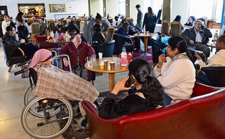 מדברים עם מפונים במלון "רמדה" בירושלים