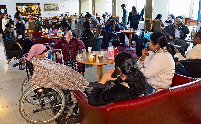 מדברים עם מפונים במלון "רמדה" בירושלים