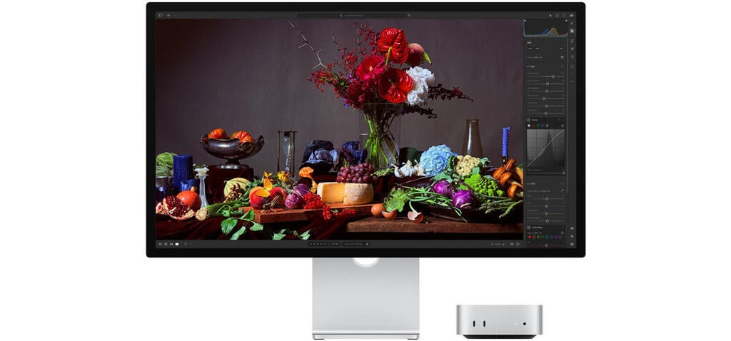 מסך Studio Display ולצידו מחשב המק מיני (אפל) מסך Studio Display ולצידו מחשב המק מיני