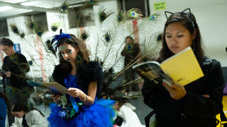 משתתפות מחופשות בקריאת מגילה בחניון תת-קרקעי בתל אביב משתתפות מחופשות בקריאת מגילה בחניון תת-קרקעי בתל אביב