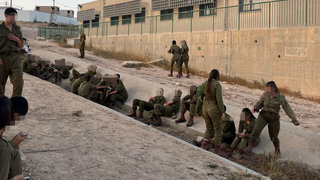 יושבים בתעלות כי אין מיגוניות