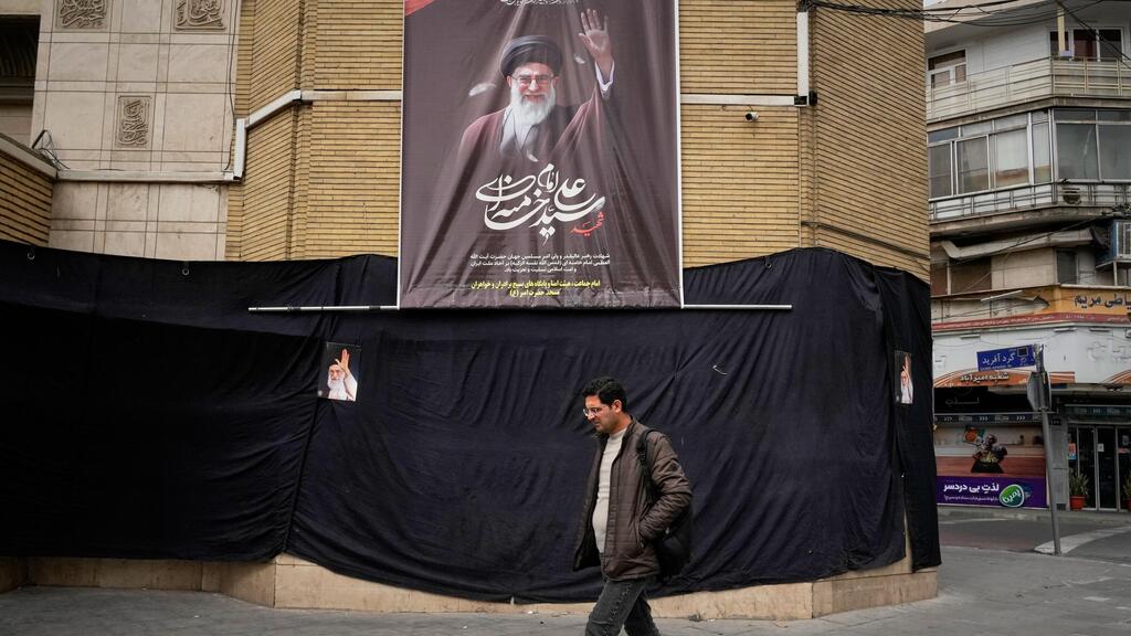 Tehran (Photo: Vahid Salemi\AP) שלט של עלי חמינאי בטהרן