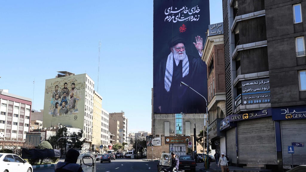 A billboard bearing an image of Khamenei in Tehran following the elimination (Photo: AFP) טהרן