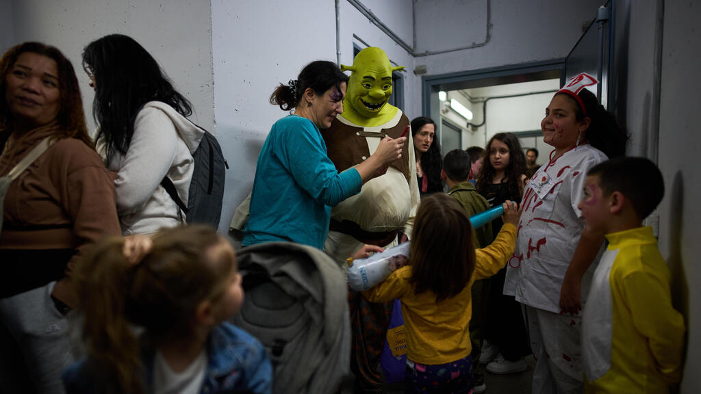 Purim in a shelter at an underground light rail station in Ramat Gan (Photo: Oded Balilty) פורים במקלט בתחנה תת-קרקעית של הרכבת הקלה ברמת גן