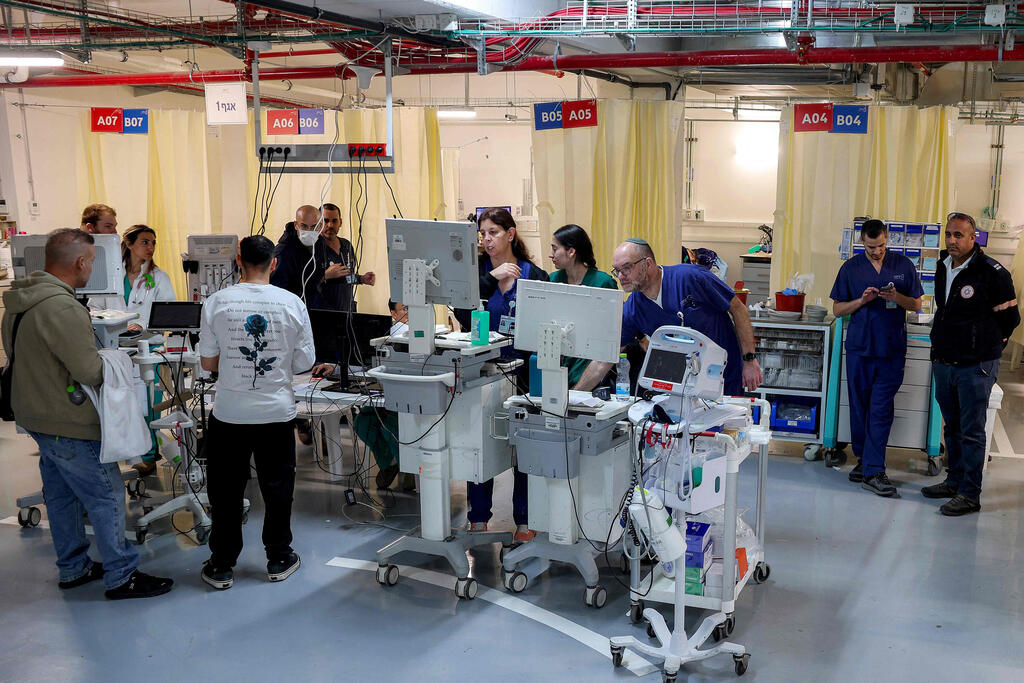 העברת חולים למתחם תת-קרקעי ממוגן בבית החולים שיבא בתל השומר במבצע "שאגת הארי" (צילום: Jack GUEZ / AFP) העברת חולים למתחם תת-קרקעי ממוגן בבית החולים שיבא בתל השומר במלחמת שאגת הארי